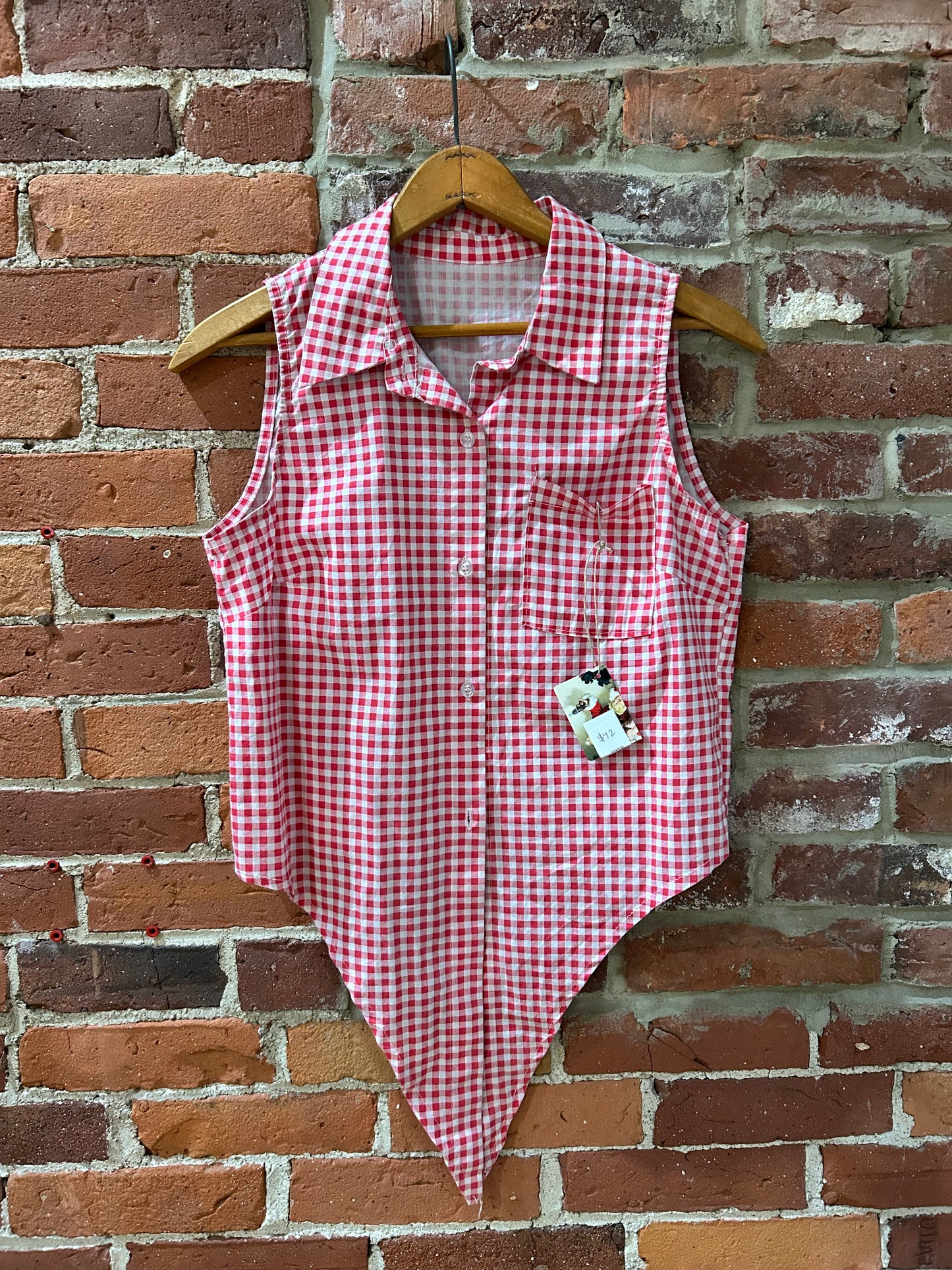 Gingham sleeveless button-up