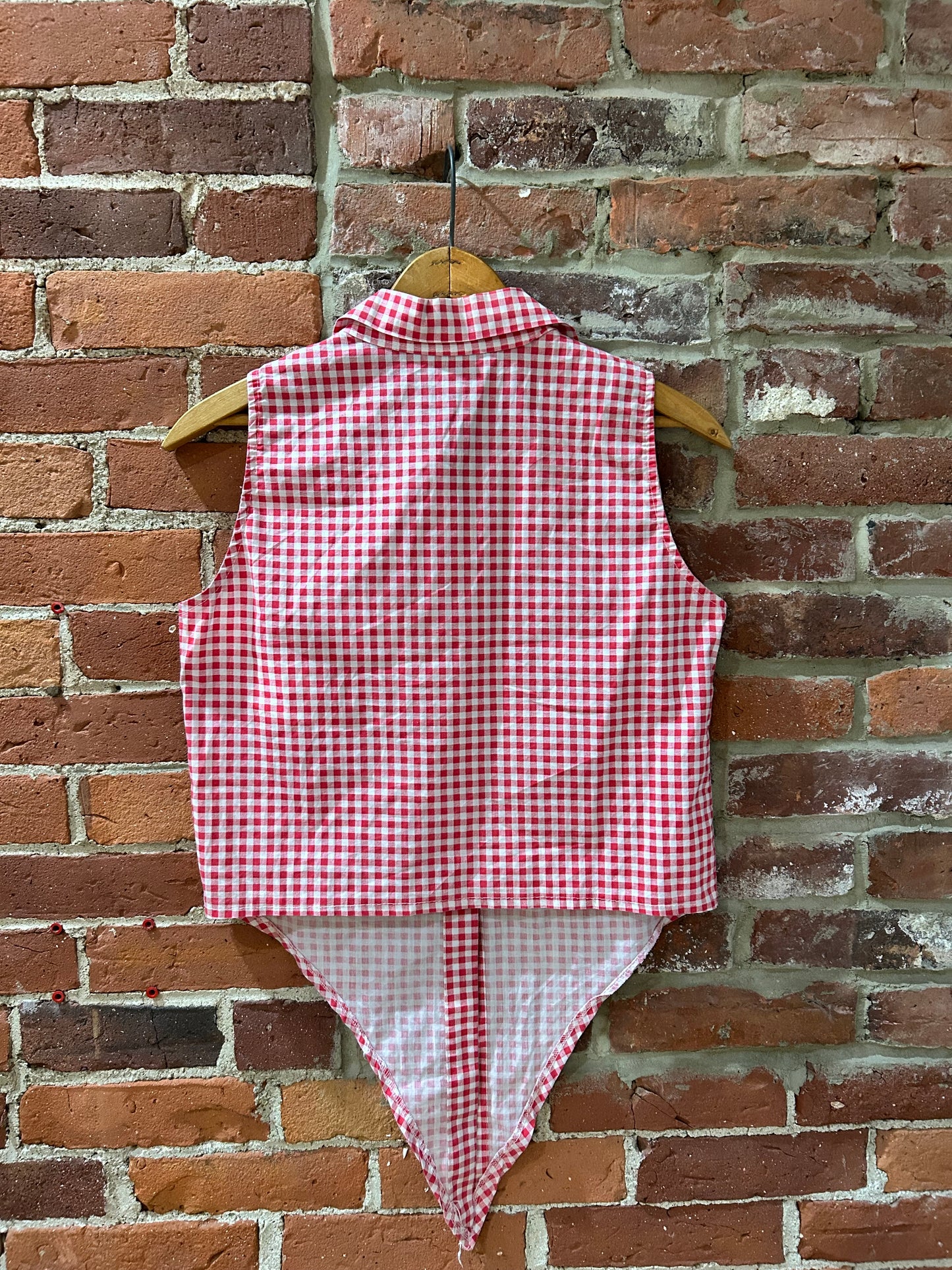 Gingham sleeveless button-up